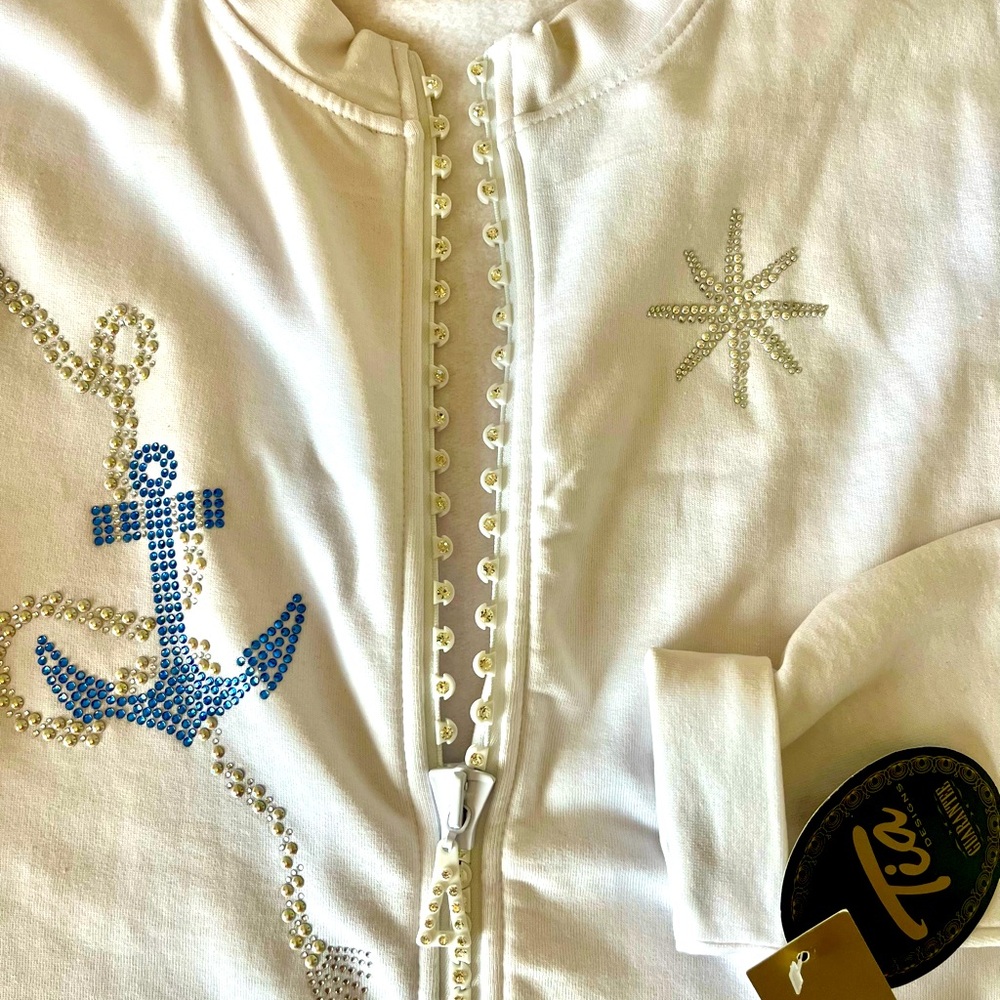 Women’s White zip up sweat shirt with a fun rhinestone-like zipper